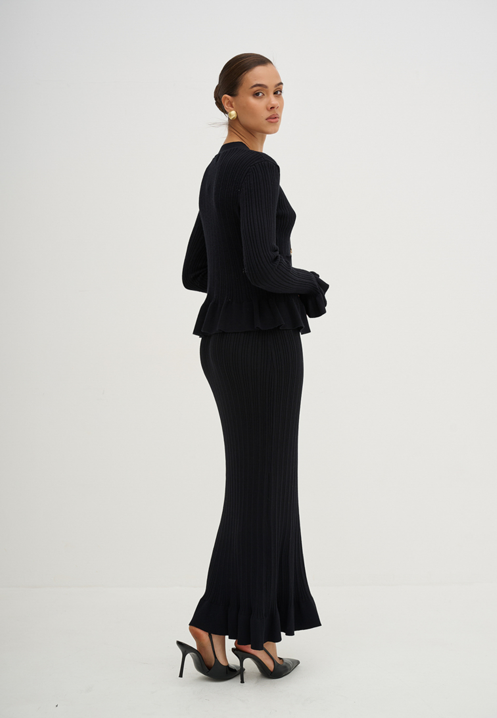 Костюм трикотажный с юбкой черного цвета
