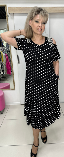 Трикотажное платье в горошек с вынутыми плечиками