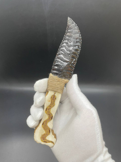 Обсидиановый нож с рукояткой из рога оленя с рисунком змеи 17 см