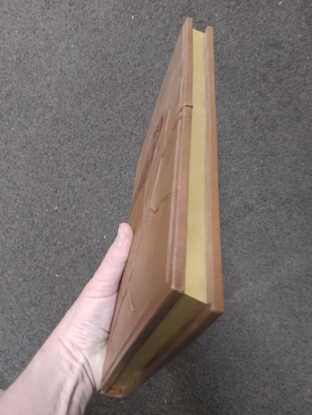 Большая энциклопедия в кожаном переплете "Сигары"