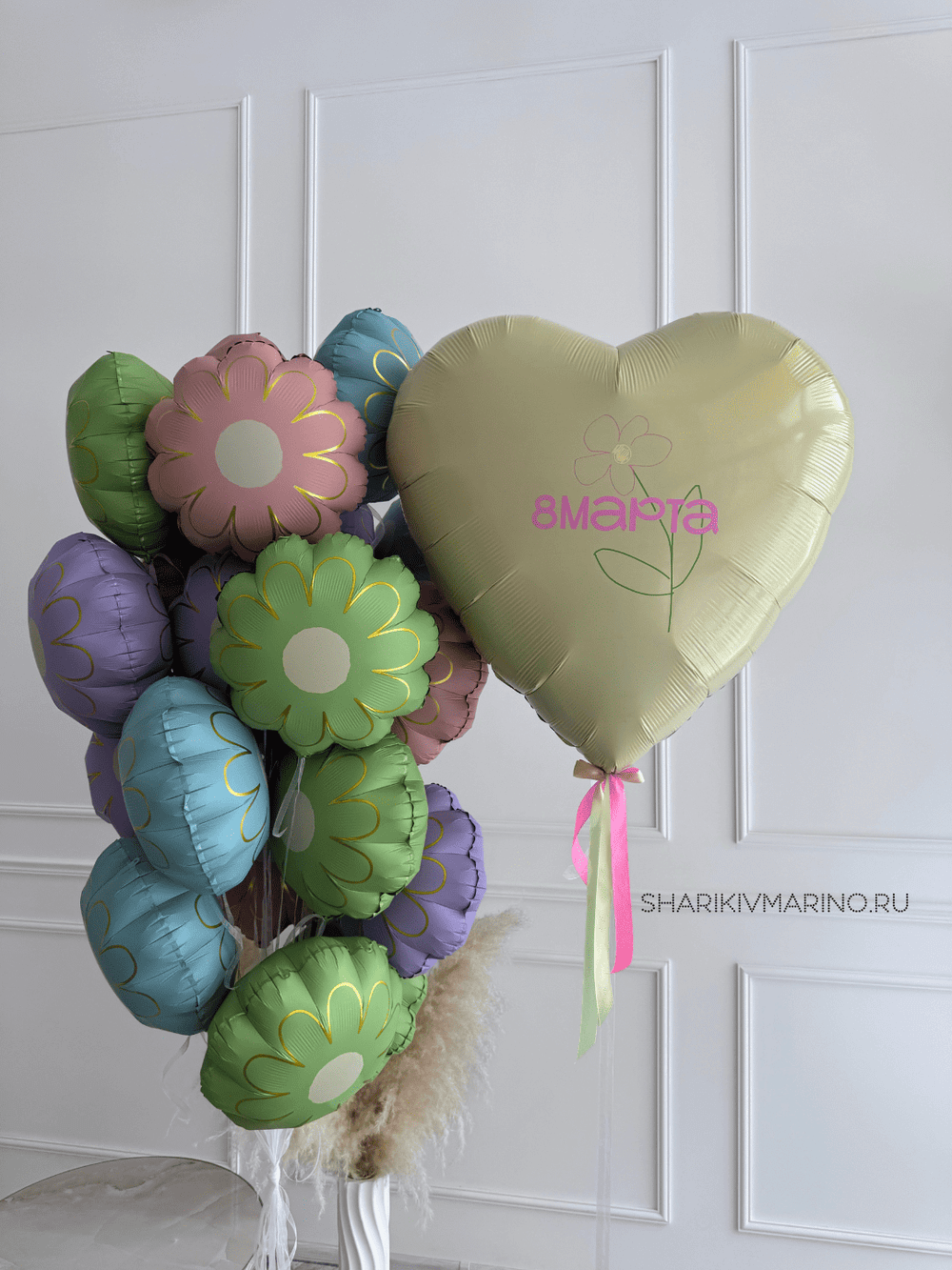 Букет фольгированных цветов с большим сердцем «8 марта»
