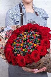 Букет из ягод и цветов Сочный микс