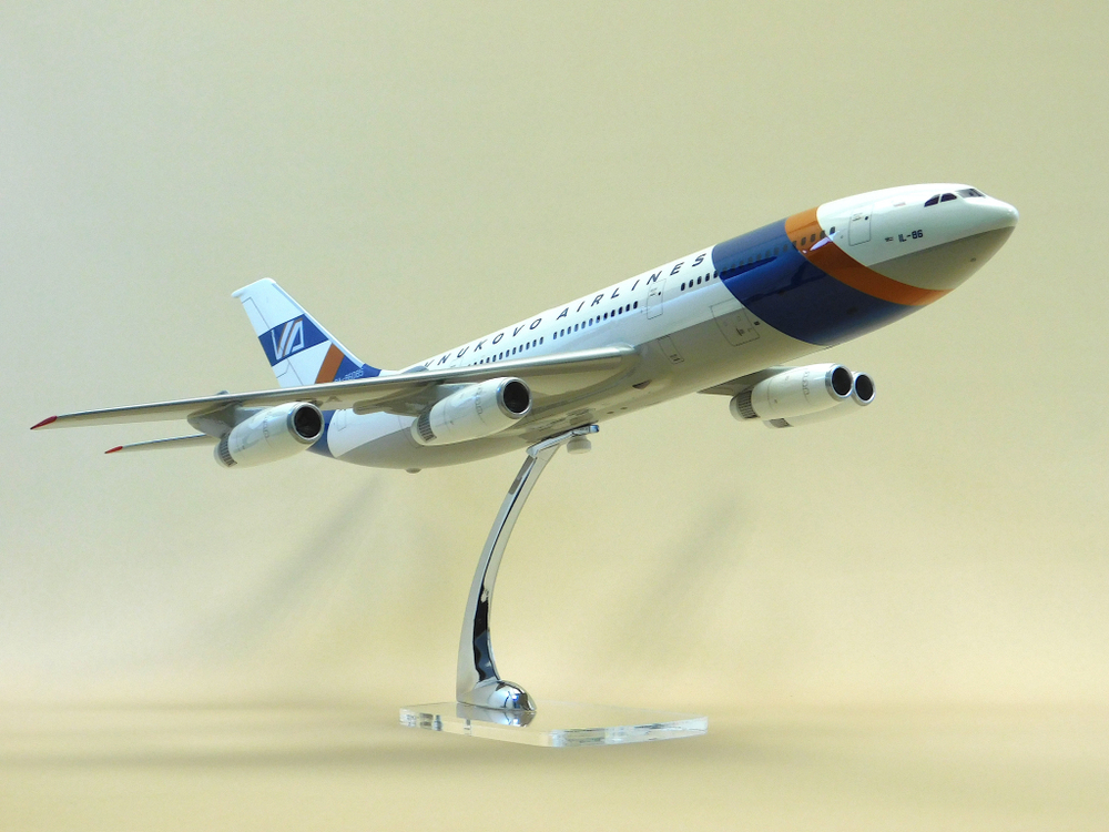 Модель самолета Ил-86 (М1:100, Внуковские авиалинии)