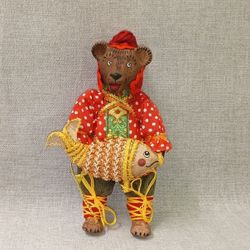 Ёлочная игрушка Медведь в колпаке с рыбой