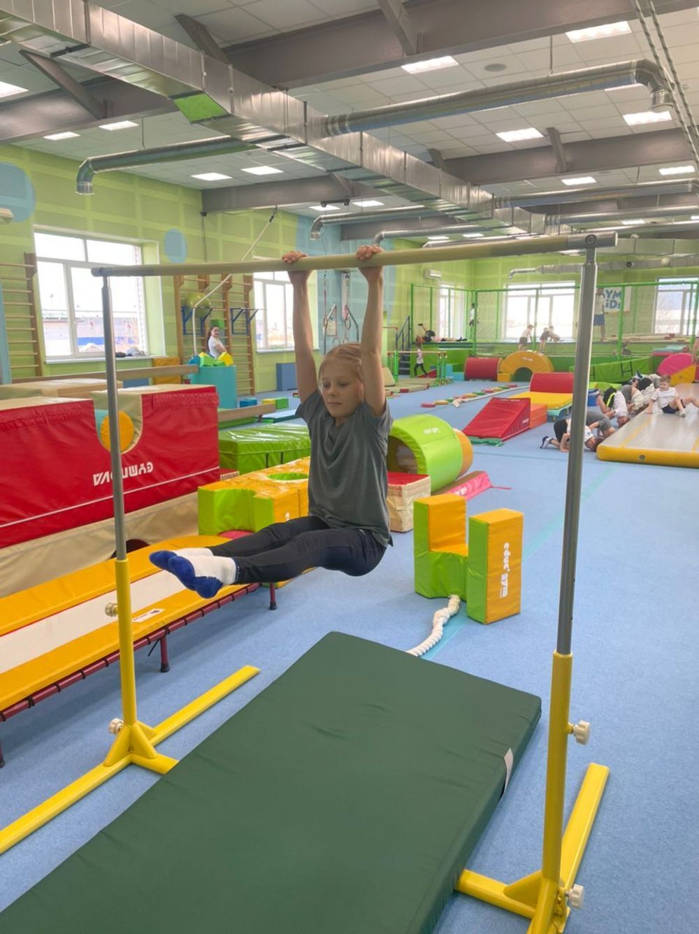 Перекладина гимнастическая - детская - упражнение "уголок"