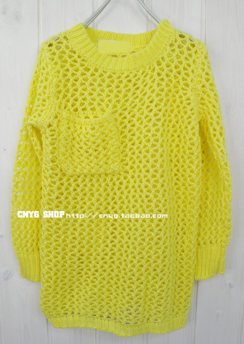 Джемпер однотонный ажурной вязки с накладным карманом