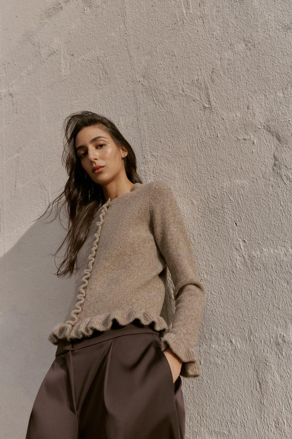 ZARA КАРДИГАН С ВОЛАНАМИ, СЕРО-КОРИЧНЕВЫЙ