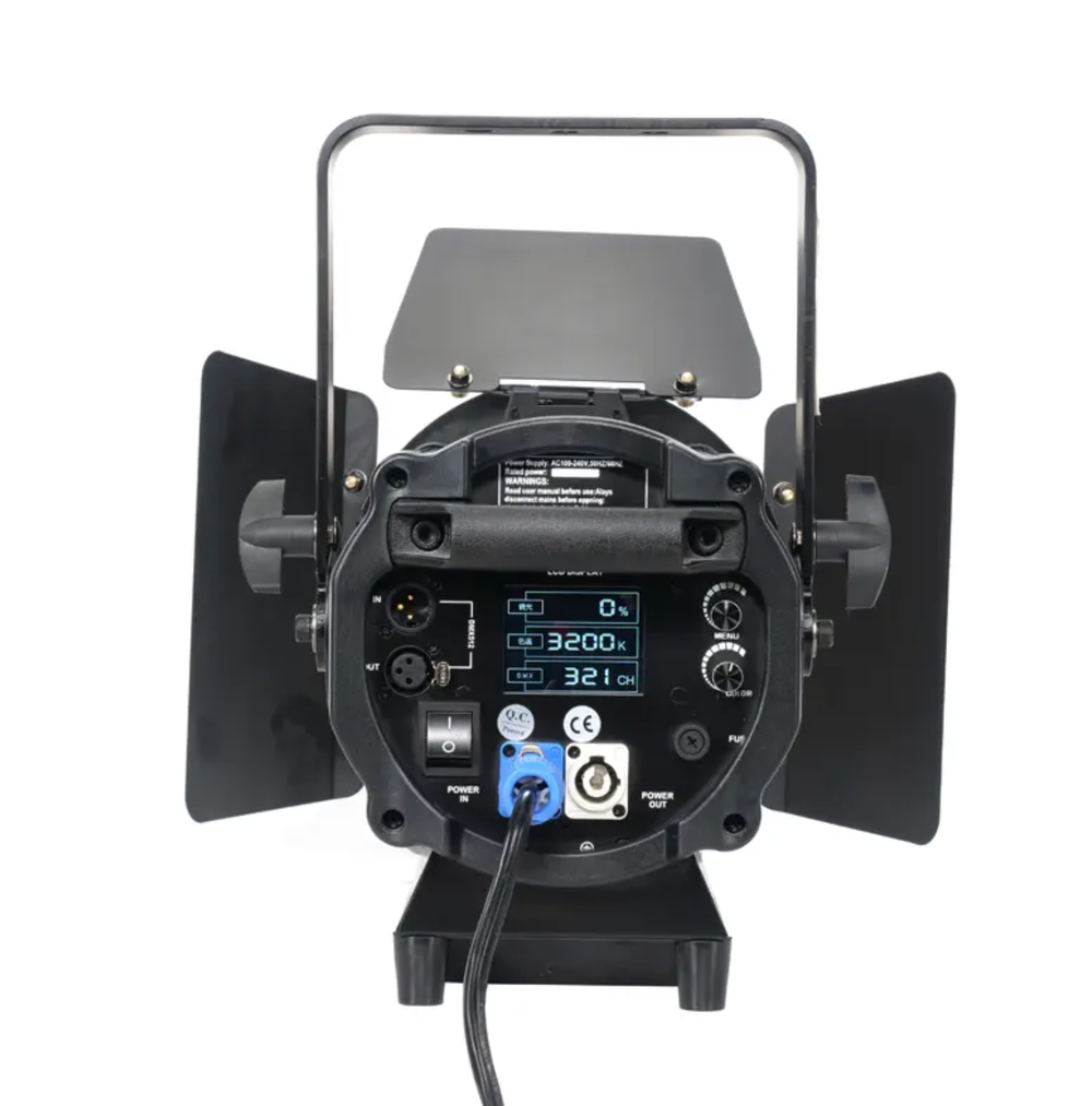 Bi-color LED Fresnel Spotlight — би-колор Fresnel прожектор с ручным зумом 15–50°