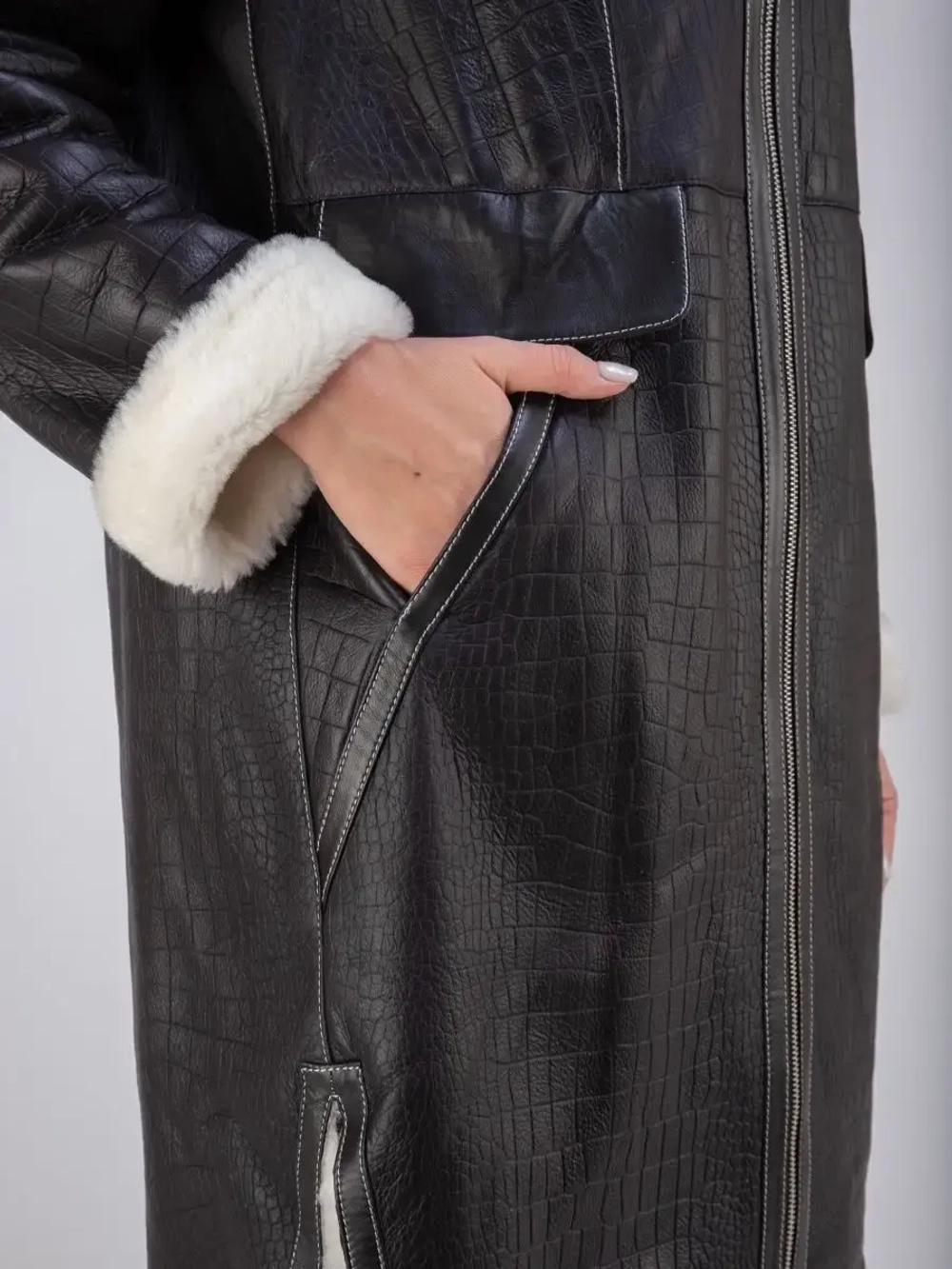 Дубленка зимняя натуральная с капюшоном