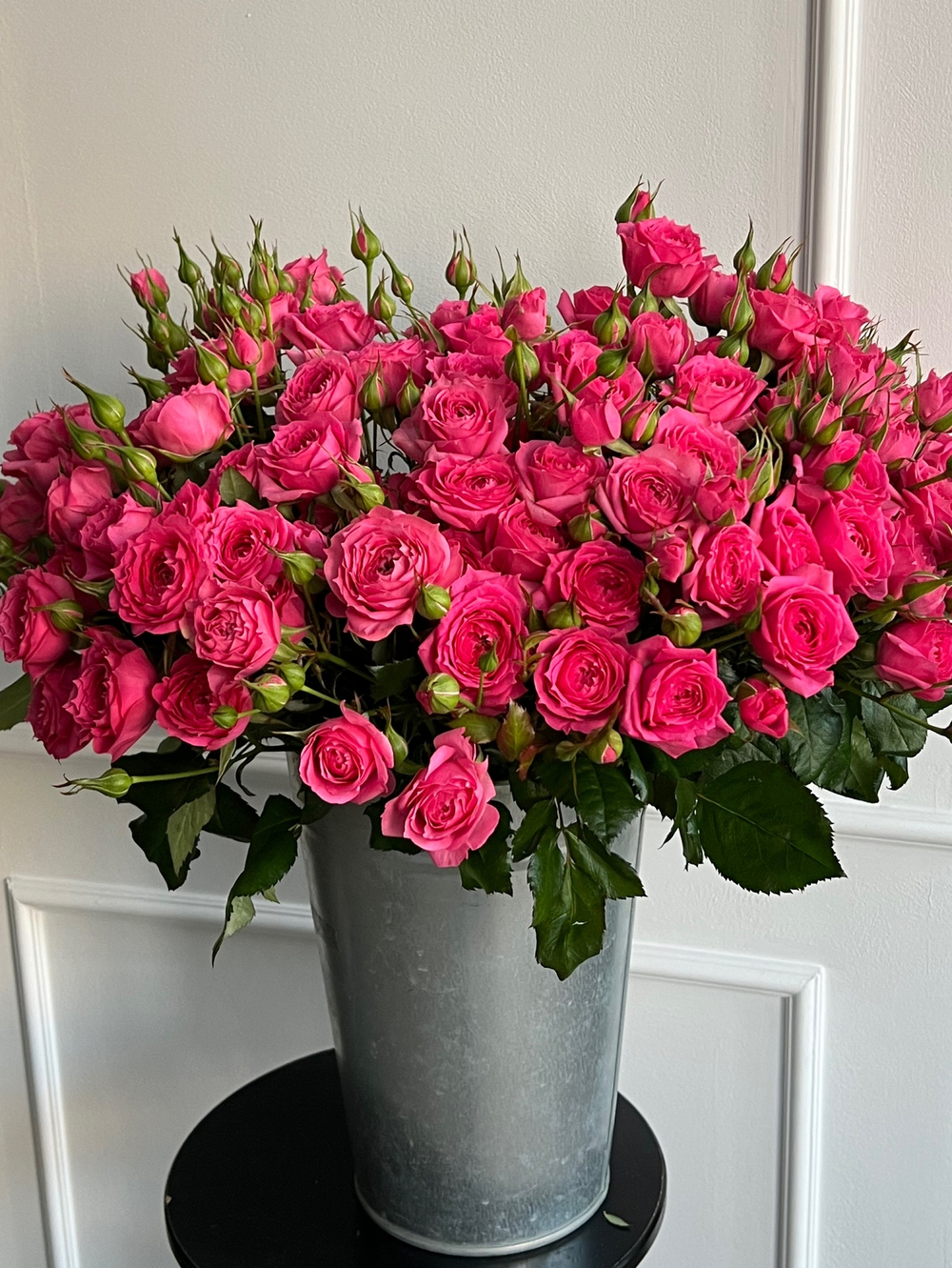 Пионовидная кустовая роза в ярко розовом оттенке