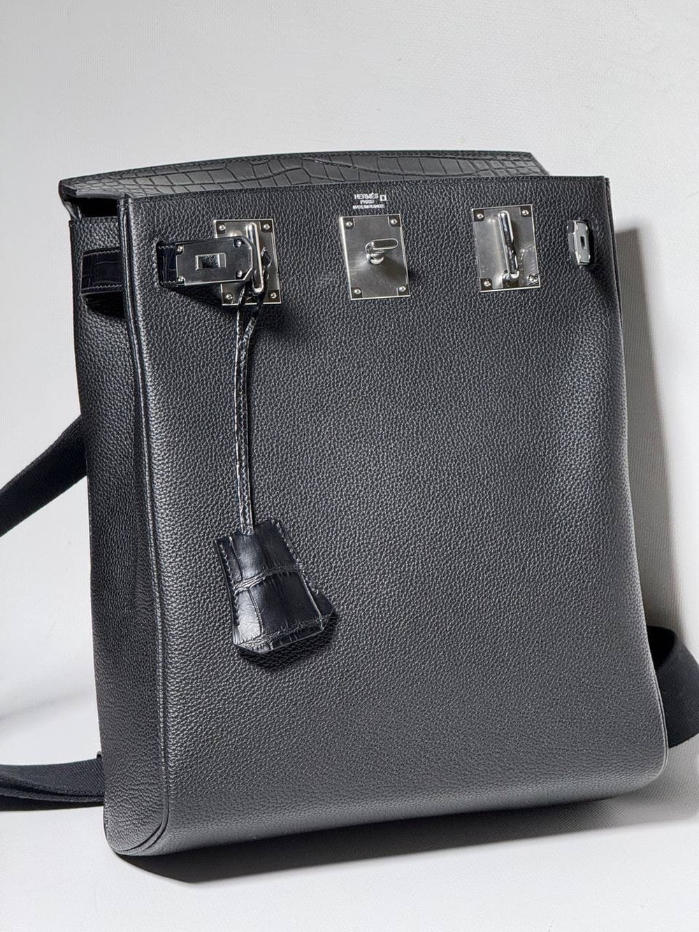 Нагрудная сумка-слинг Hermes со вставками из кожи крокодила