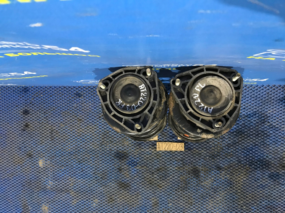 Стойка передняя левая TOYOTA AVENSIS 1999