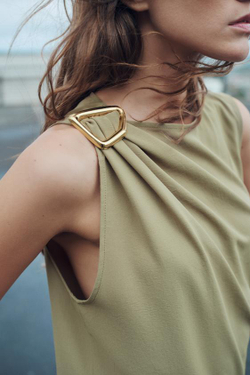 ZARA СТРУЯЩИЙСЯ ТОП С ПРЯЖКОЙ, ХАКИ