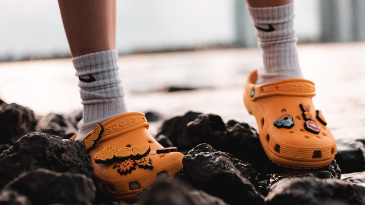 Встречайте комфорт: Сравнение технологий амортизации в кроссовках Crocs и New Balance