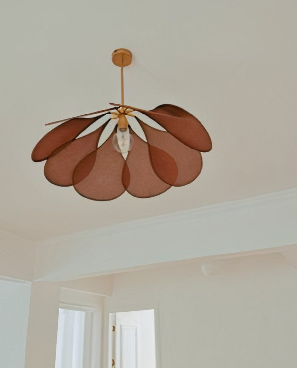 Нежный и легкий подвесной светильник в форме лепестков.