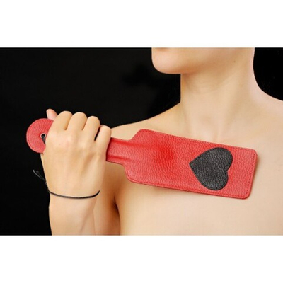 Кожаная хлопалка с сердечком, красная (Цвет: красный с черным)