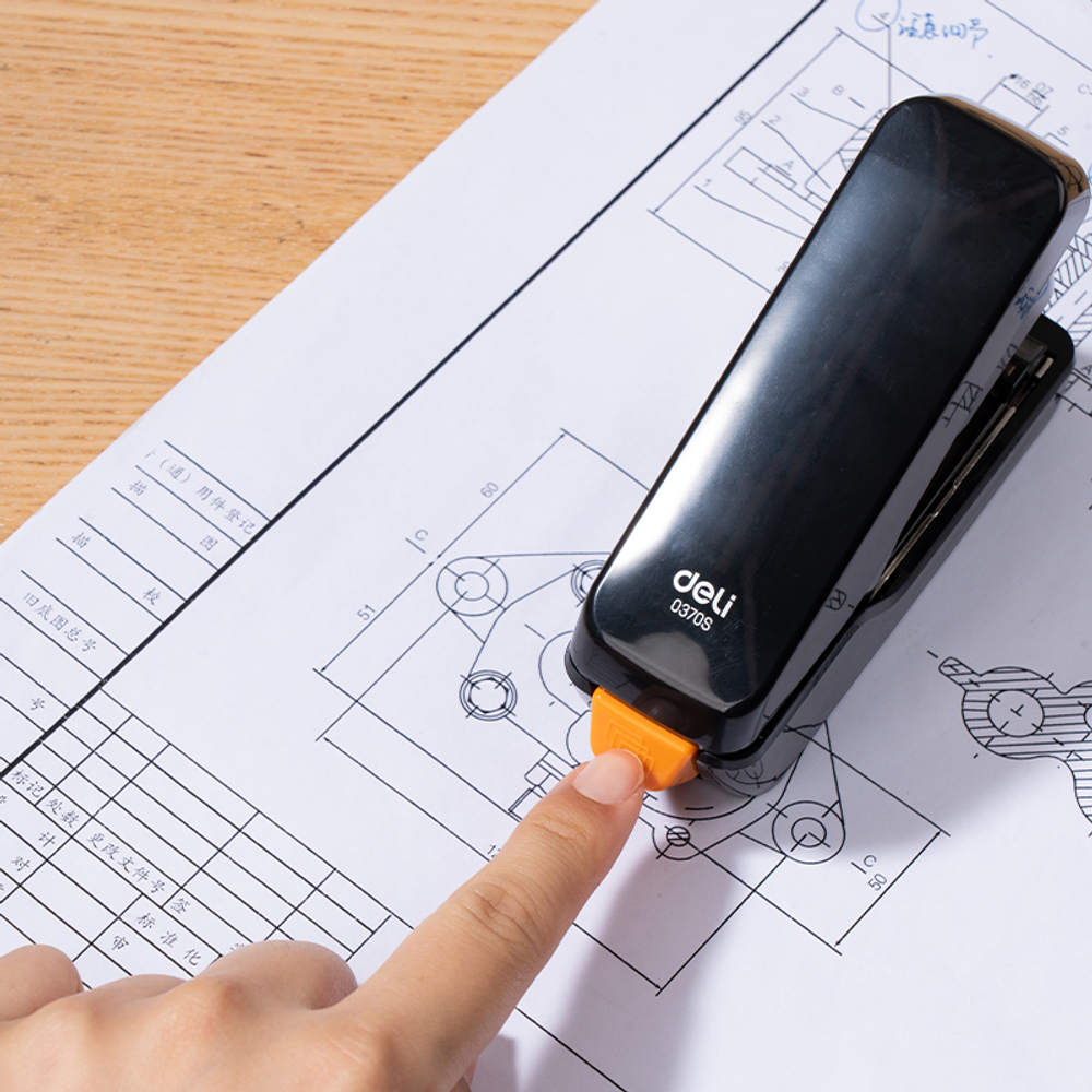 Степлер DELI до 40 листов, пластиковый корпус, облегченное нажатие, (скобы №24/6 - 26/6), черный