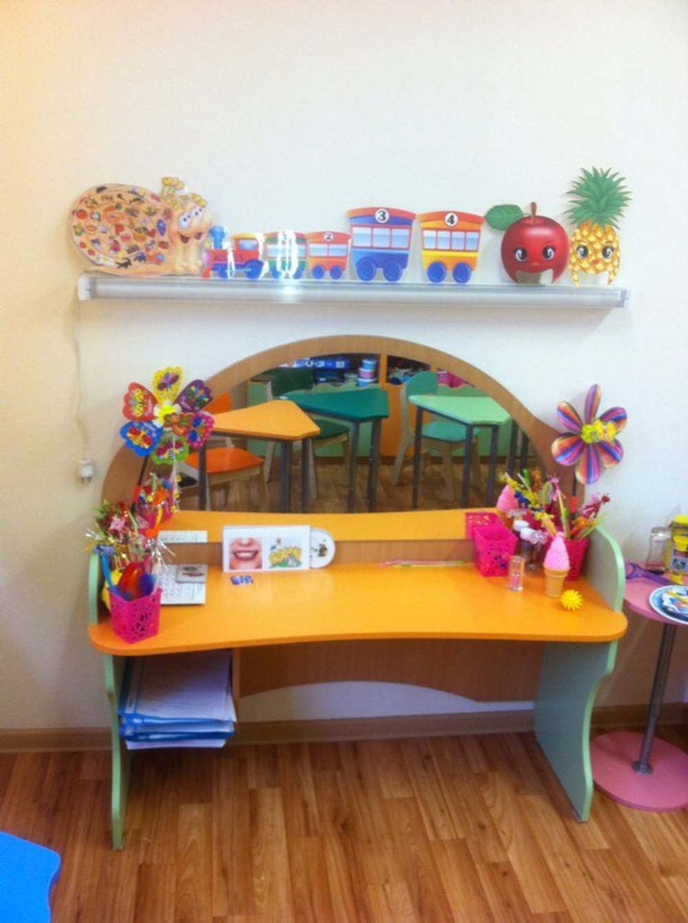 Стол для логопеда с зеркалом