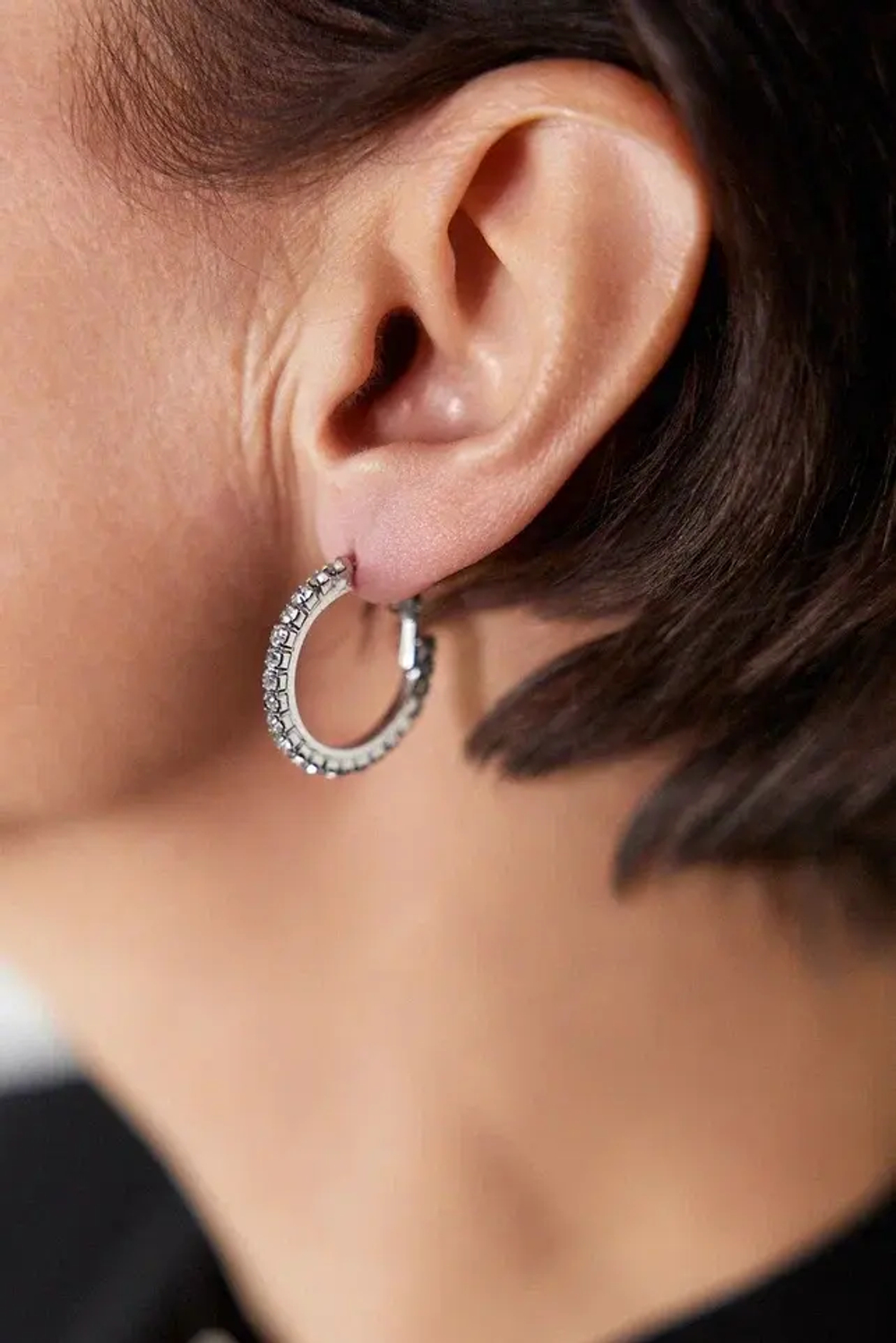 Серьги кольца 2 см из прозрачных кристаллов, оттенок серебро