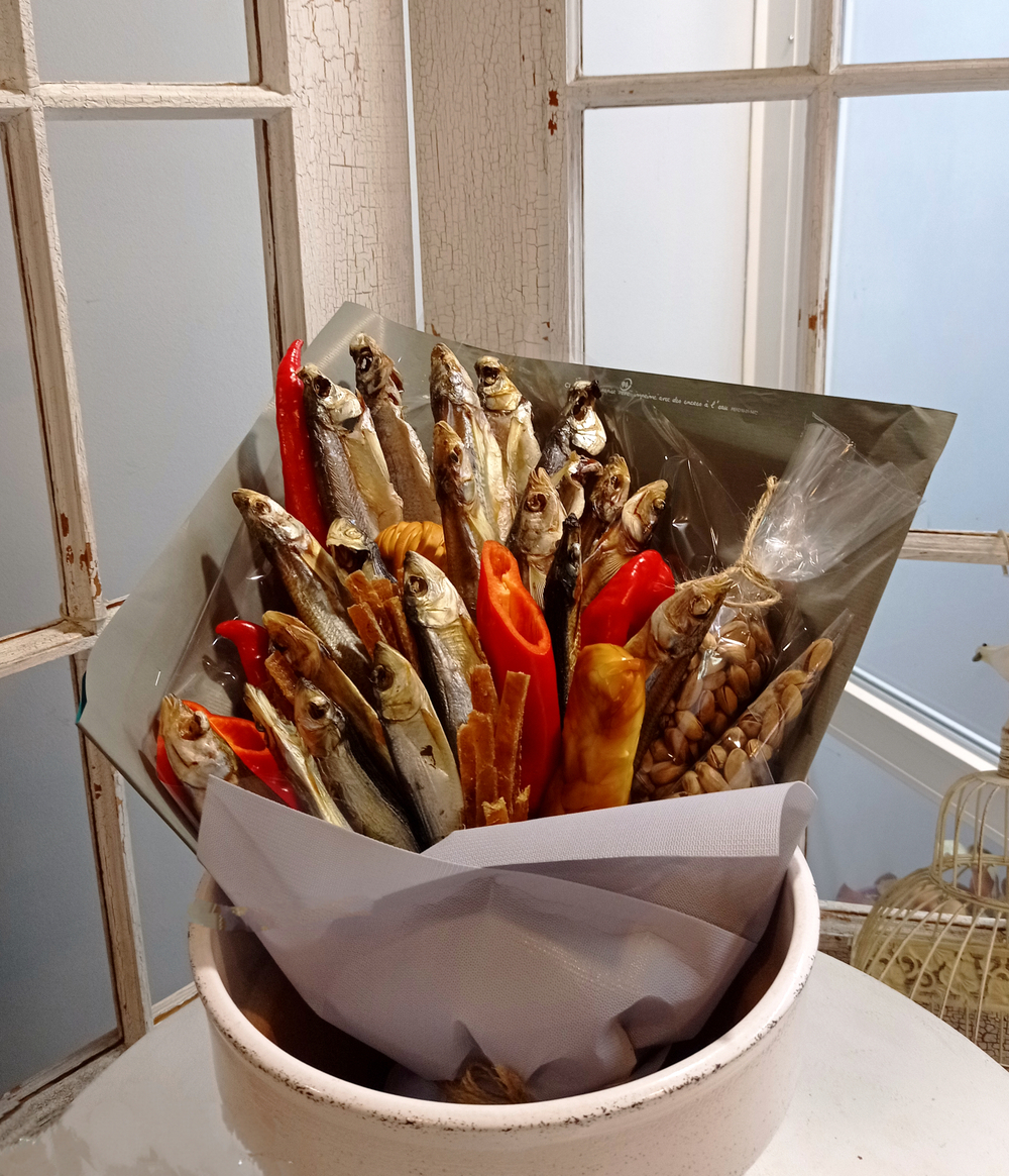 Съедобный букет с вяленой рыбой и сыром косичка