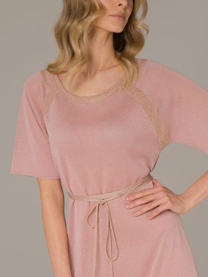 Женское платье розового цвета на поясе - фото 2