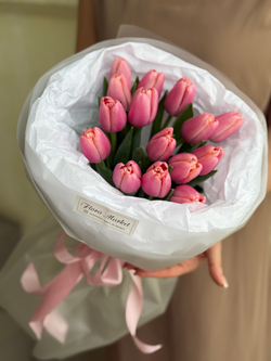 Нежный букет из розовых тюльпанов в элегантном оформлении от Флора Маркет
