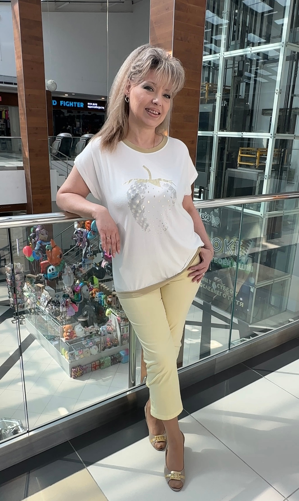 Белая блузон-футболка с изображением клубники