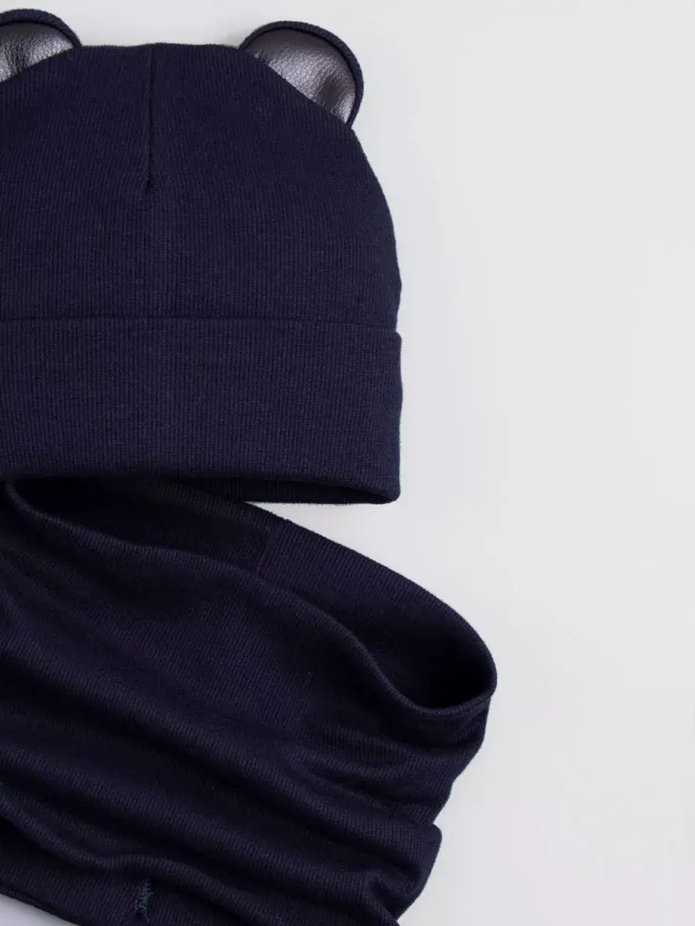 Шапка для мальчика осенняя с ушками и снуд