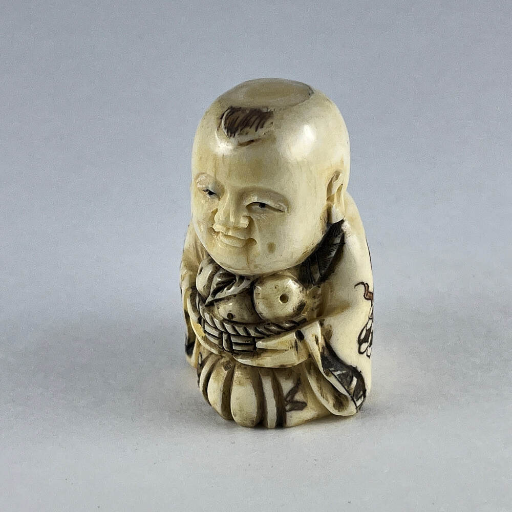 Статуэтка нэцкэ Ребенок Карако в японском кимоно