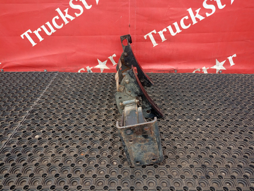 Кронштейн крыла переднего