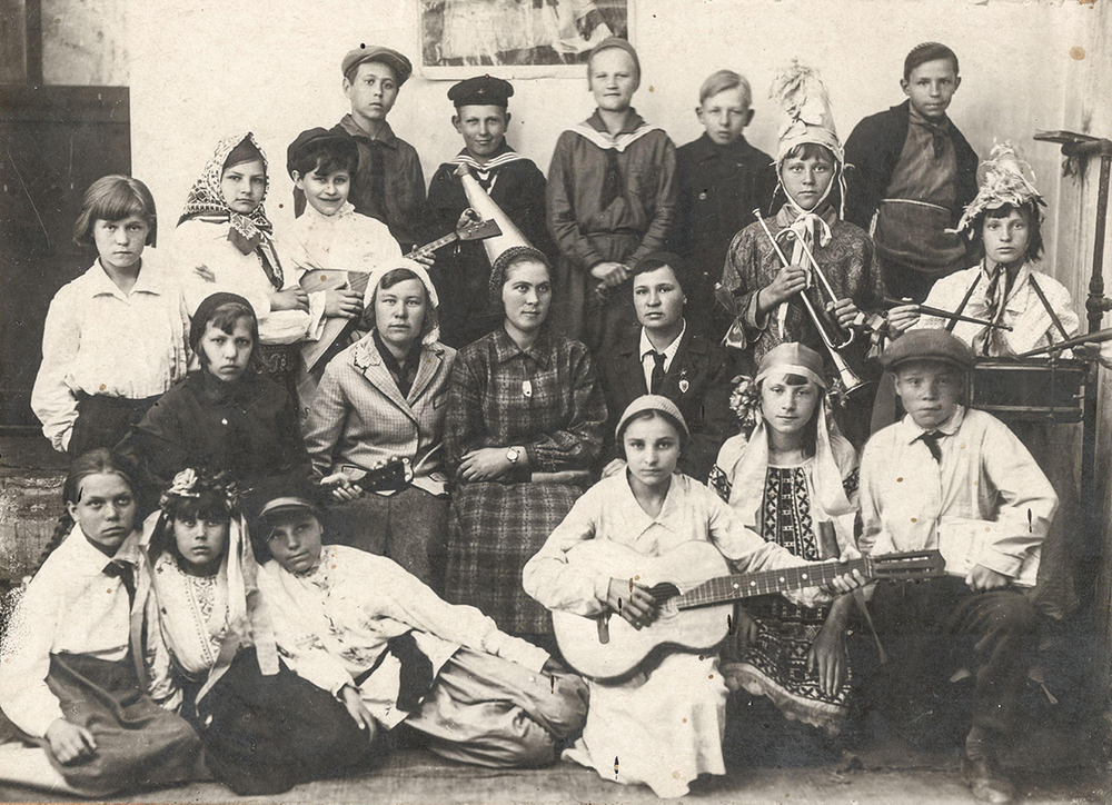 Кружок затейников при пионер-клубе. Чистополь. Чёрно-белая фотография.1934 г. Из архива фотографий Т