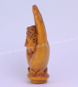 Нэцкэ Будда на ладоне