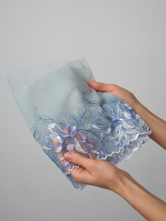 05-168 ОПТ Вышивка на неэл. сетке 21 см, голубой/св.серый/синий (правая)