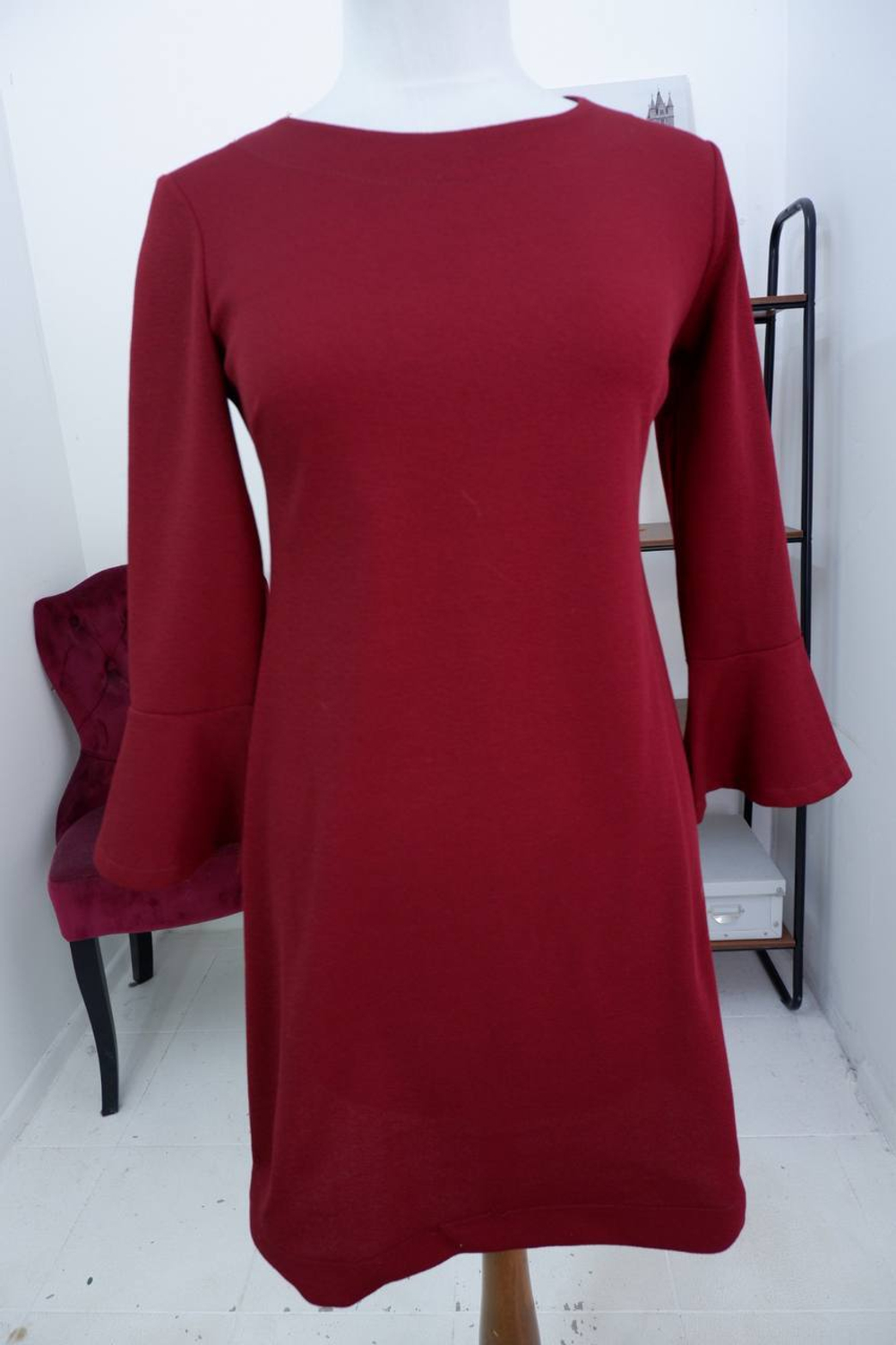 Платье SENORELLA сдержанное, с рукавом-клеш 44 размер