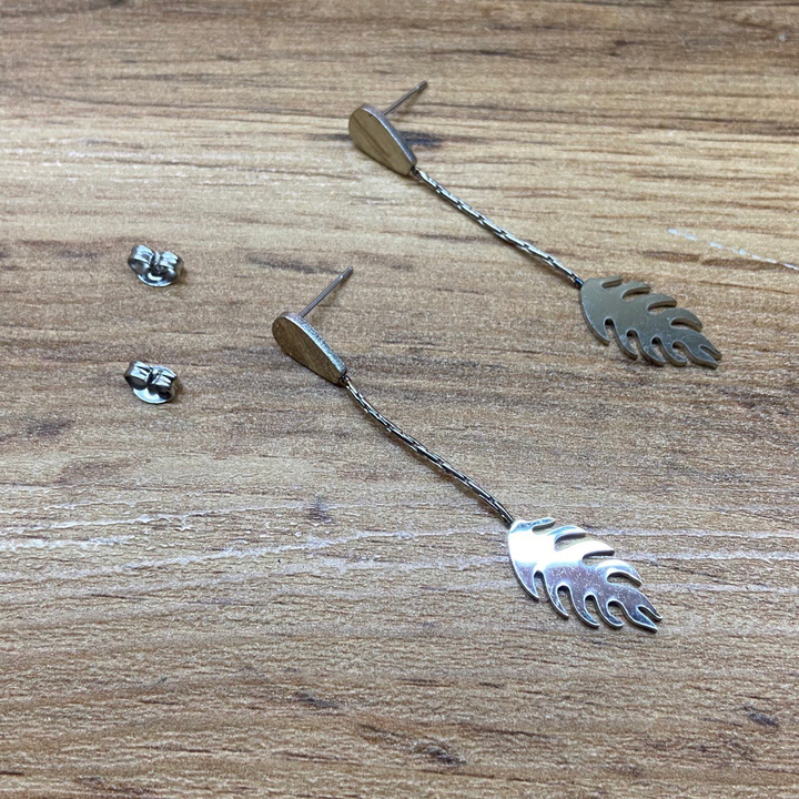 Серьги-гвоздики капля перевернутая жгутики Лист папоротника цвет золотистый