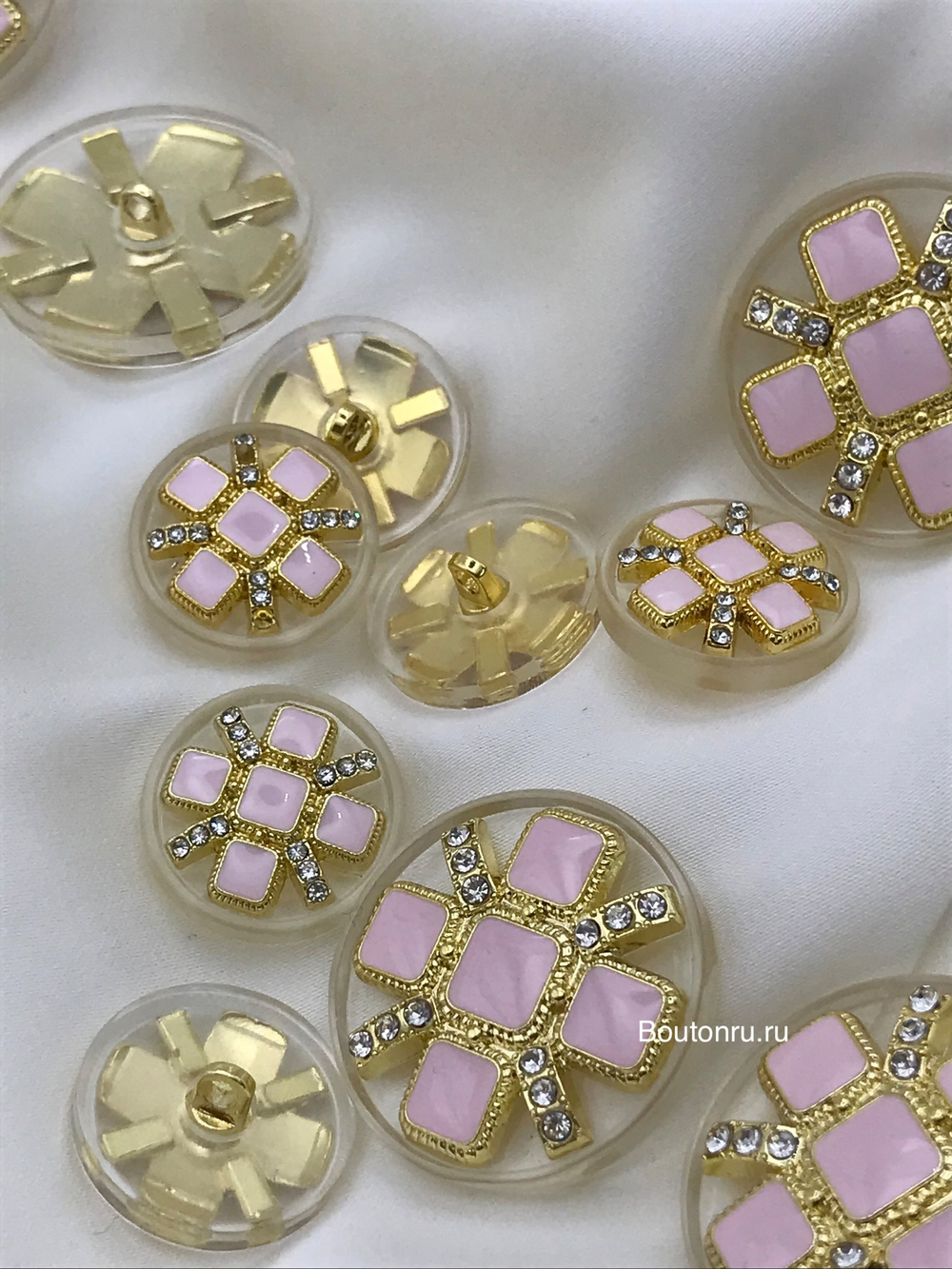 Пуговицы золотистые полупрозрачные с розовыми квадратными деталями и стразами