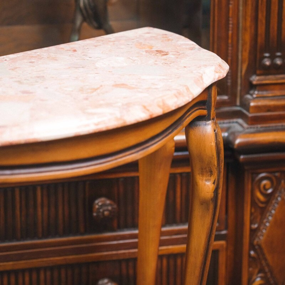 Консольный столик с мраморной столешницей