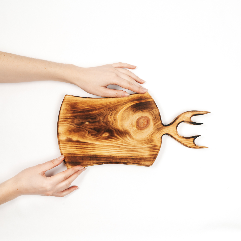 Доска разделочная из древесины сибирского кедра "Рожки". RD91