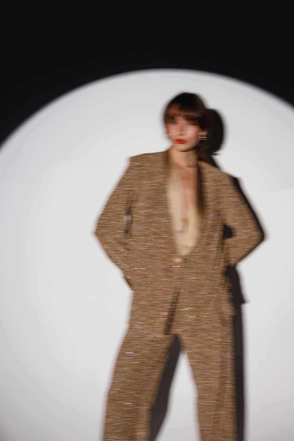 Костюм двойка из мерцающего трикотажа в бежевом оттенке