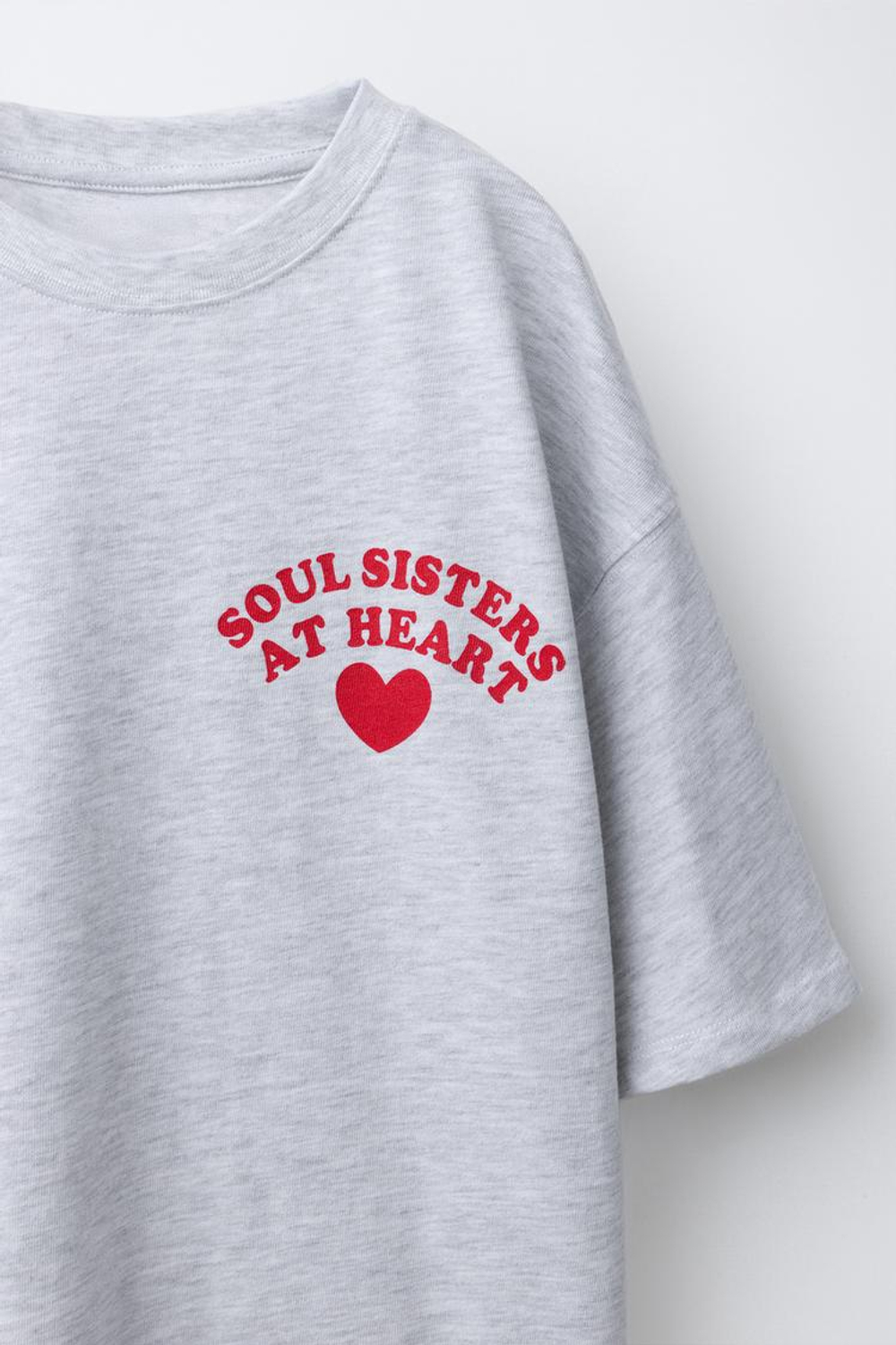 ZARA ФУТБОЛКА С ПРИНТОМ «СЕРДЦА», СЕРЫЙ/НЕЖНО-КОРИЧНЕВЫЙ