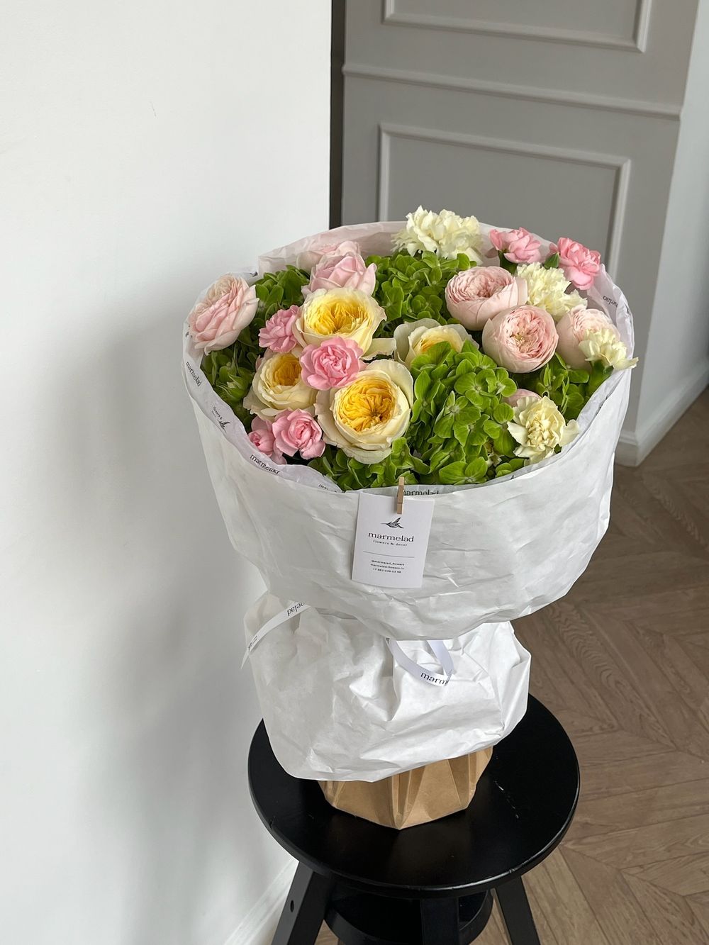 Букет сборный из кустовых пионовидных роз, диантусов и гортензии