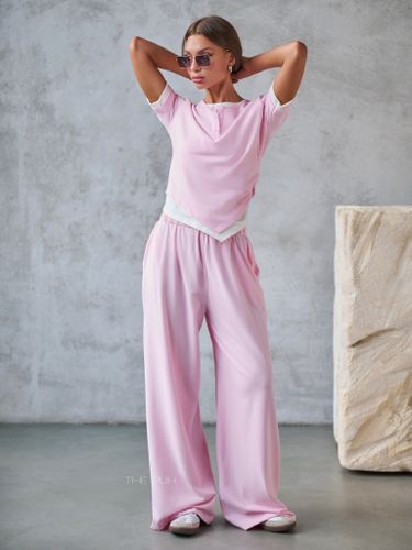 Трикотажный розовый костюм с асимметричным топом
