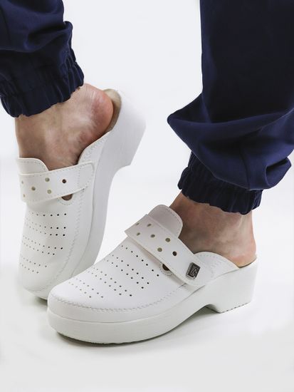 501 | "Natasa" | Белые женские медицинские сабо с закрытым носом