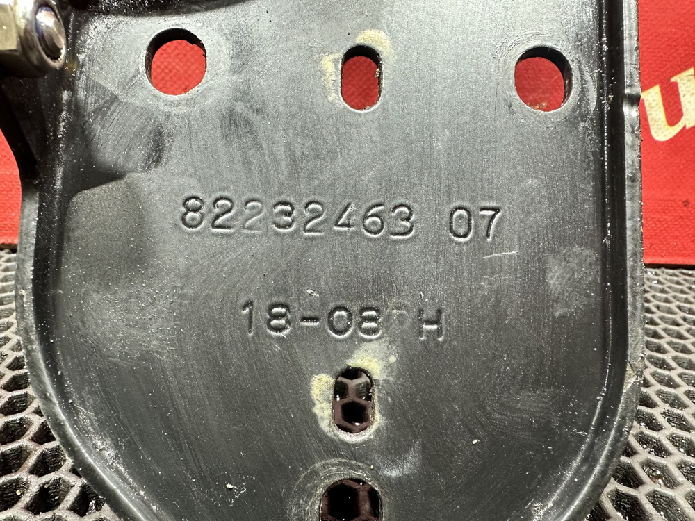 Кронштейн петли капота правый