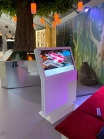 Сенсорный киоск Aura 65"