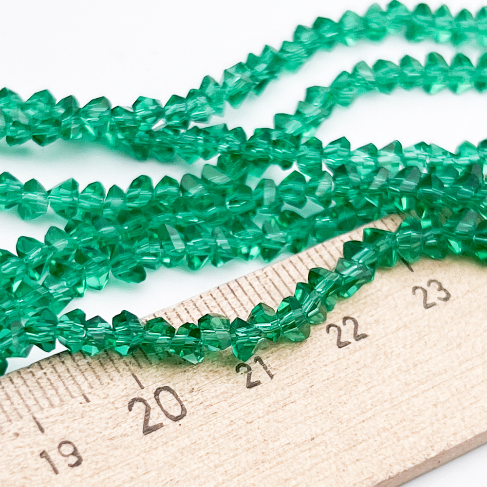 Бусина Треугольник, стекло, цвет изумрудный, размер около 3*4 мм, цена за нить 35 см