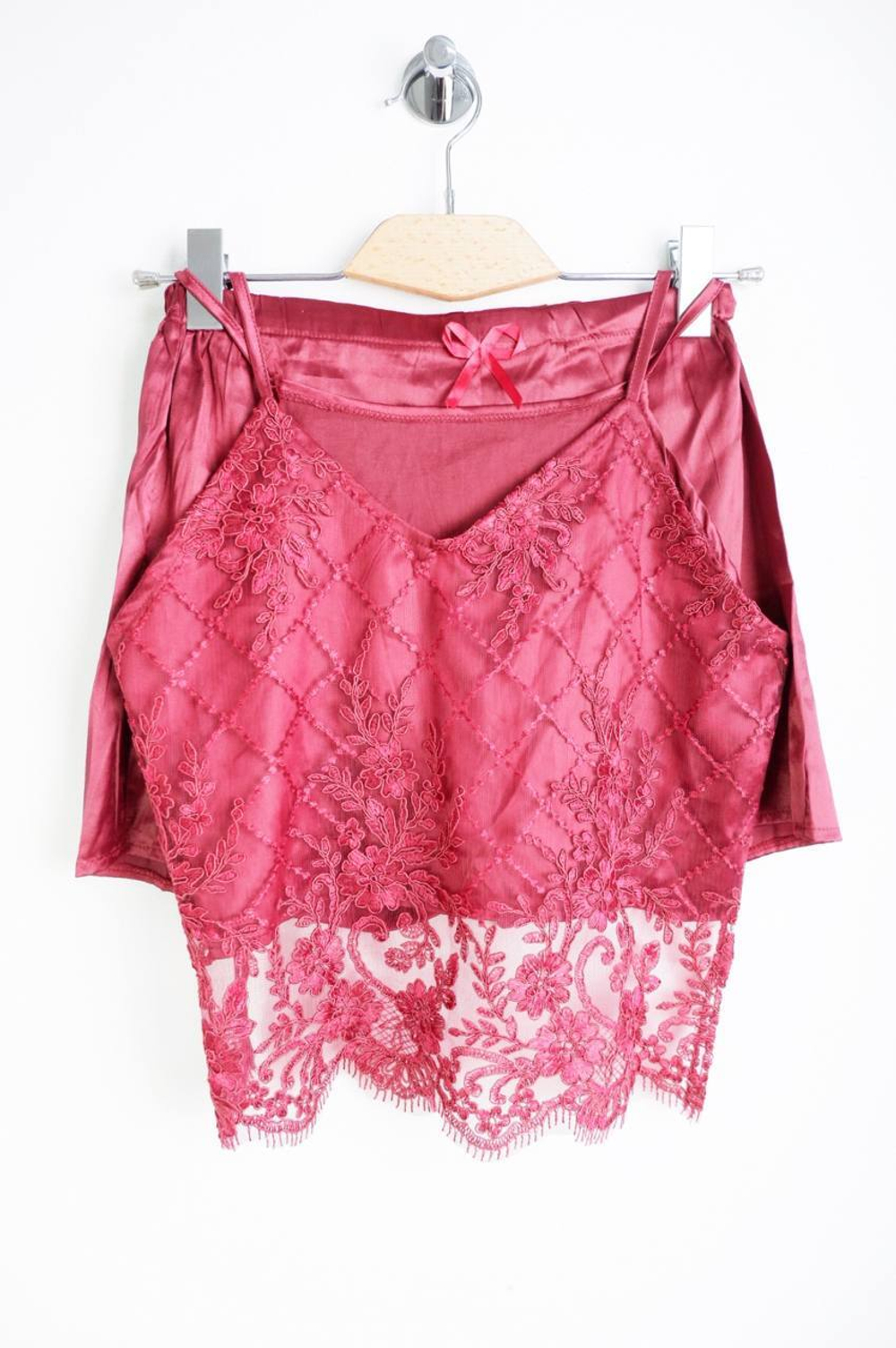 Пижама с кружевом атласная, визуально на 44 размер, новая