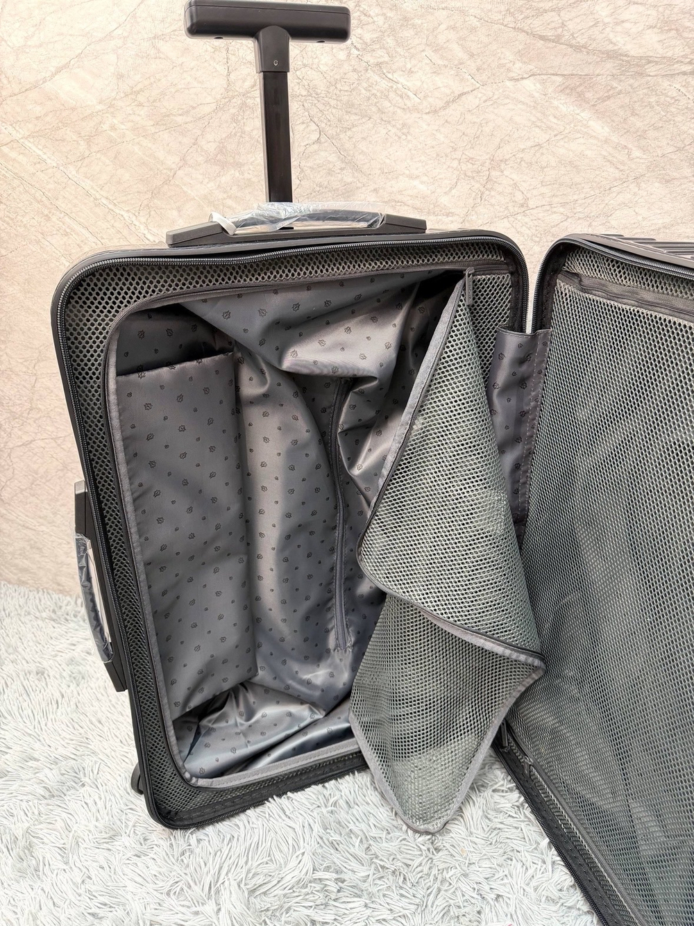 Дорожный чемодан Rimowa Essential Lite