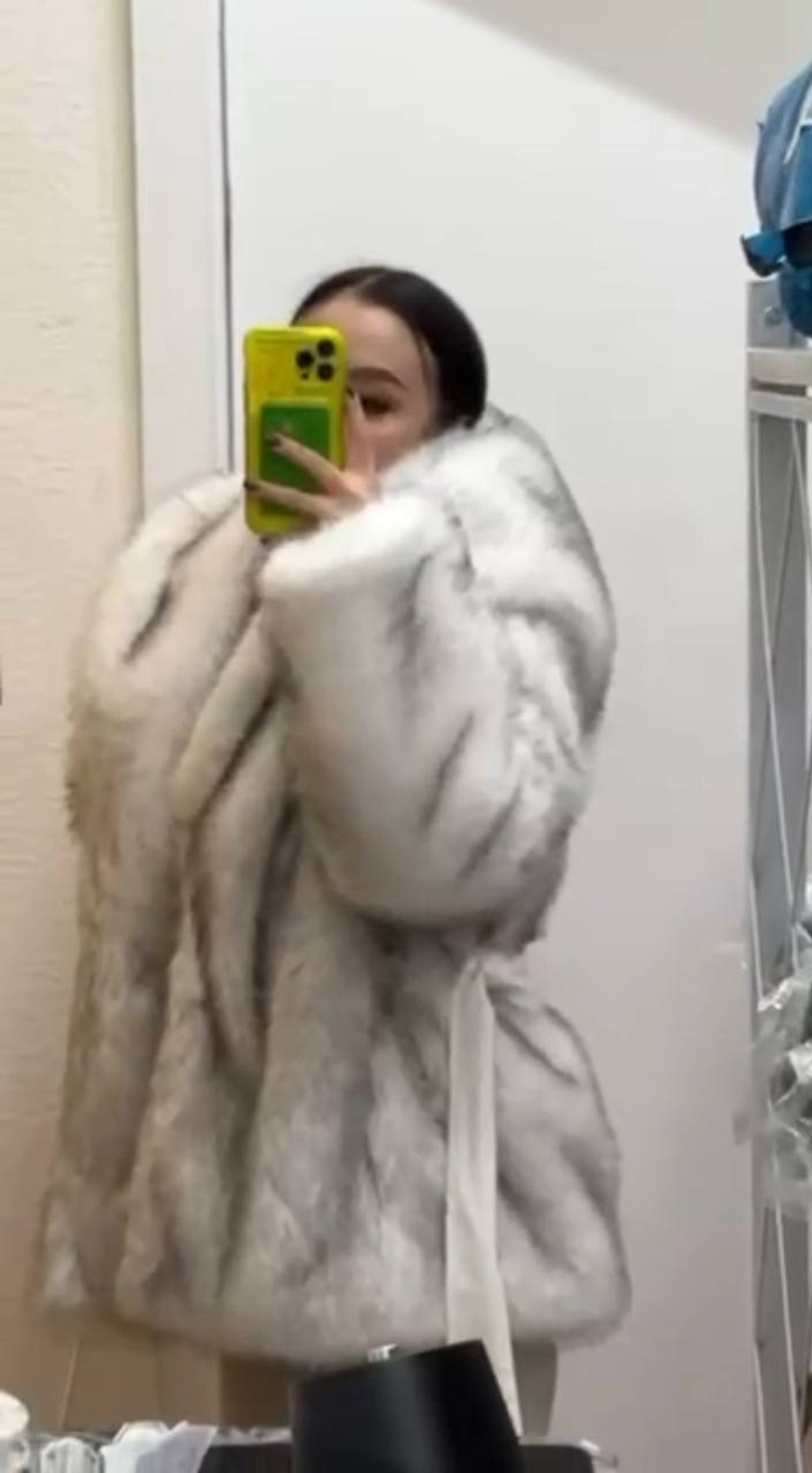 Женская шуба с кожаным ремнем