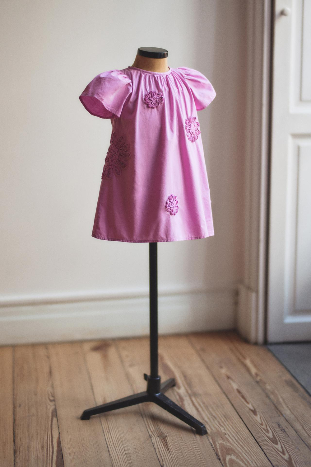 ZARA ПЛАТЬЕ В ЦВЕТОЧЕК, ЦВЕТ ФУКСИИ